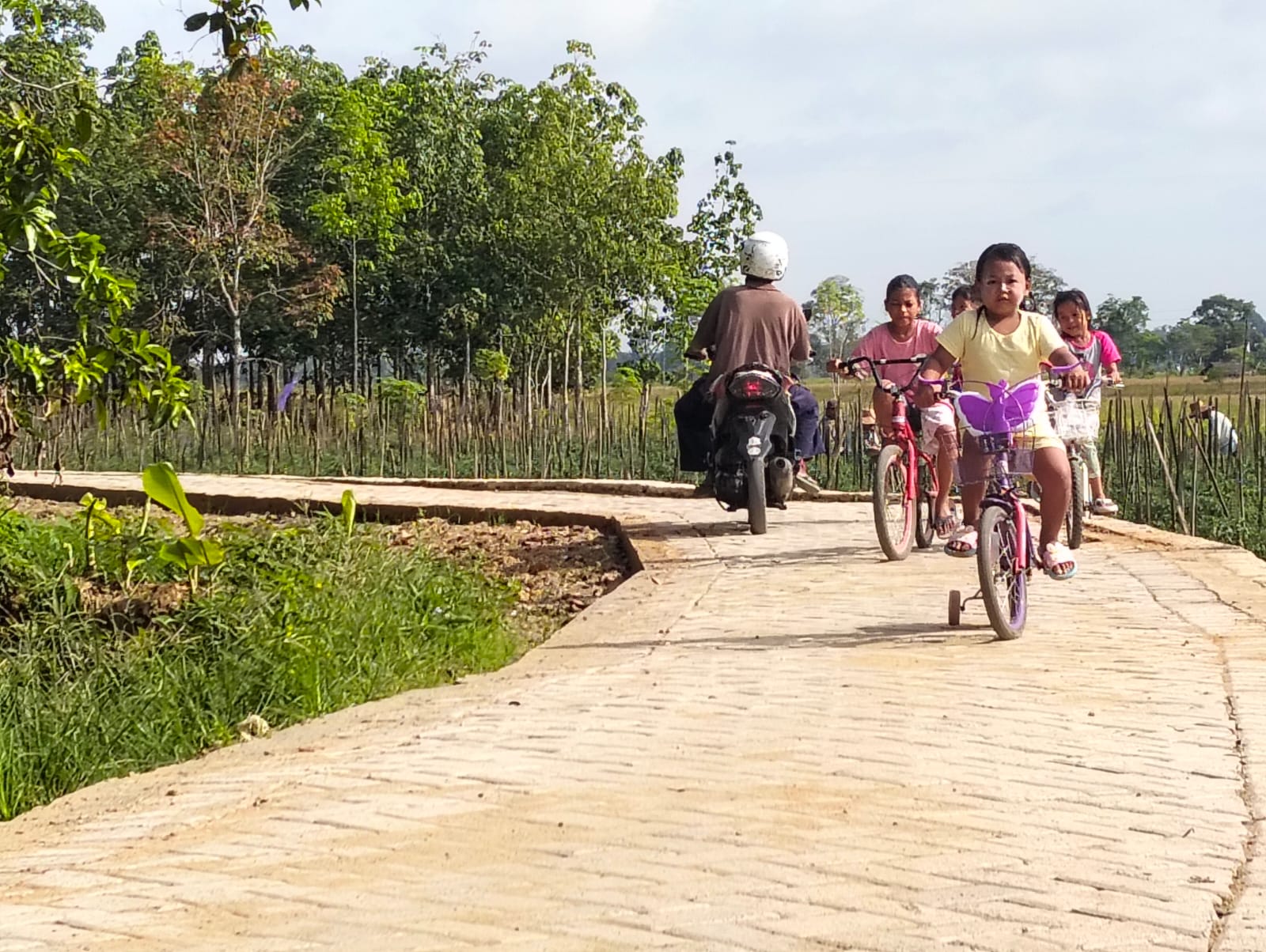 Jalan TMMD di Haruyan Jadi Tempat Favorit Anak anak Bersepeda
