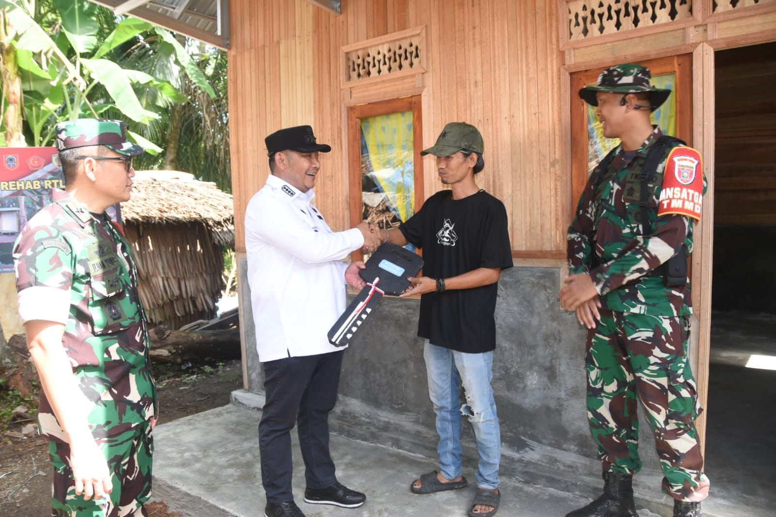 Bupati HST Serahkan Rumah Baru untuk Ardiansyah di lokasi TMMD