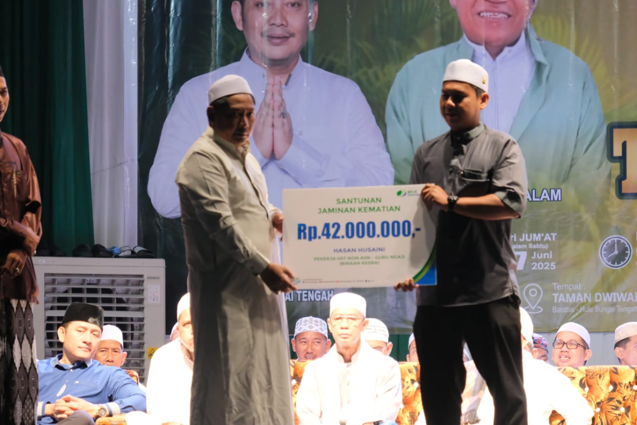 Bupati HST Serahkan Santunan Jaminan Kematian BPJS Ketenagakerjaan kepada Ahli Waris Ulama