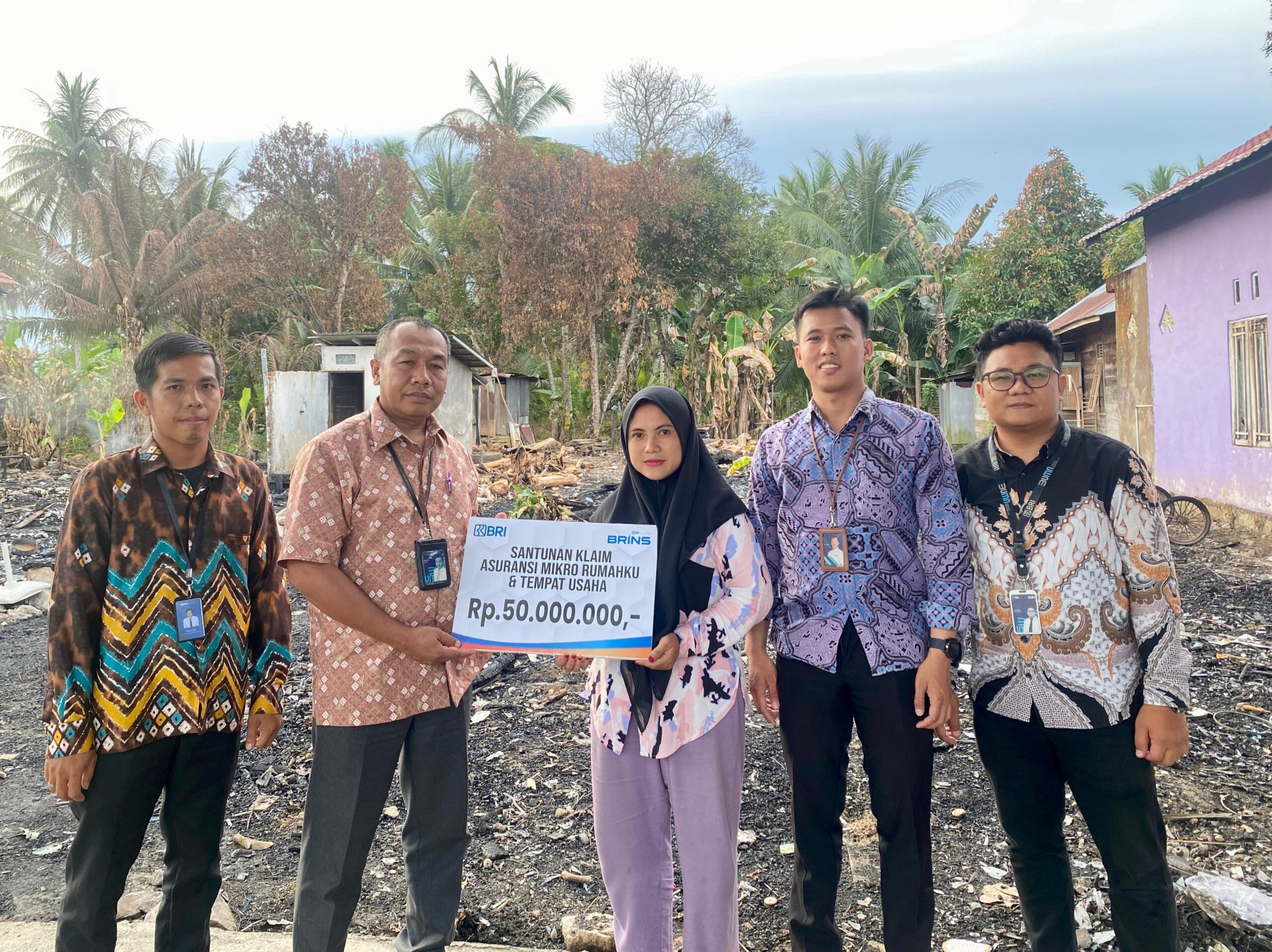 BRI Barabai Salurkan Asuransi Rp50 Juta untuk Nasabah Korban Kebakaran di Kasarangan HST
