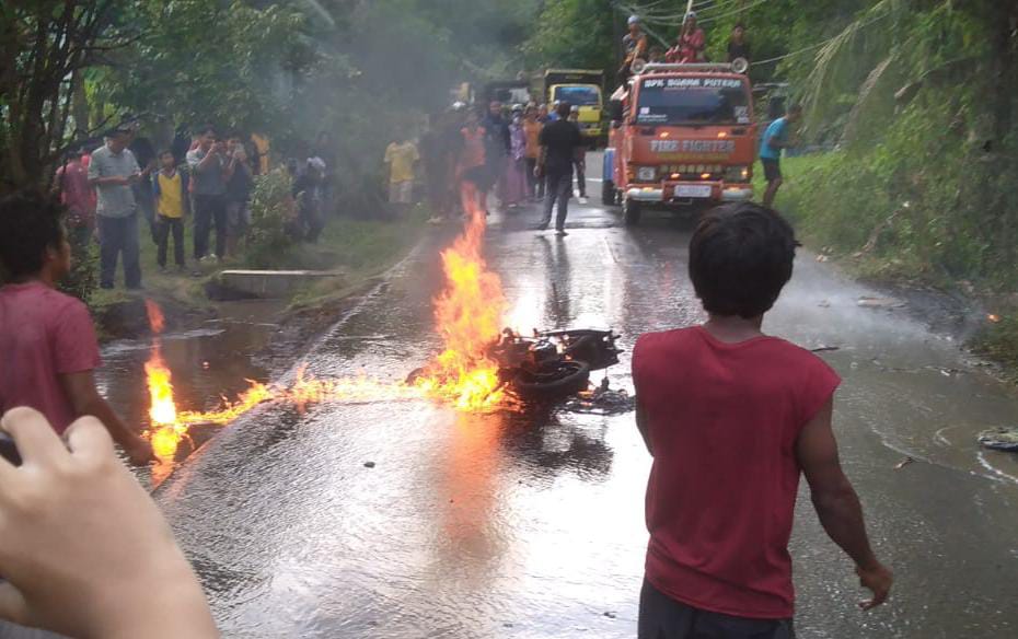 Motor Angkut BBM Terbakar di Pinggir Jalan di Desa Banua Kepayang