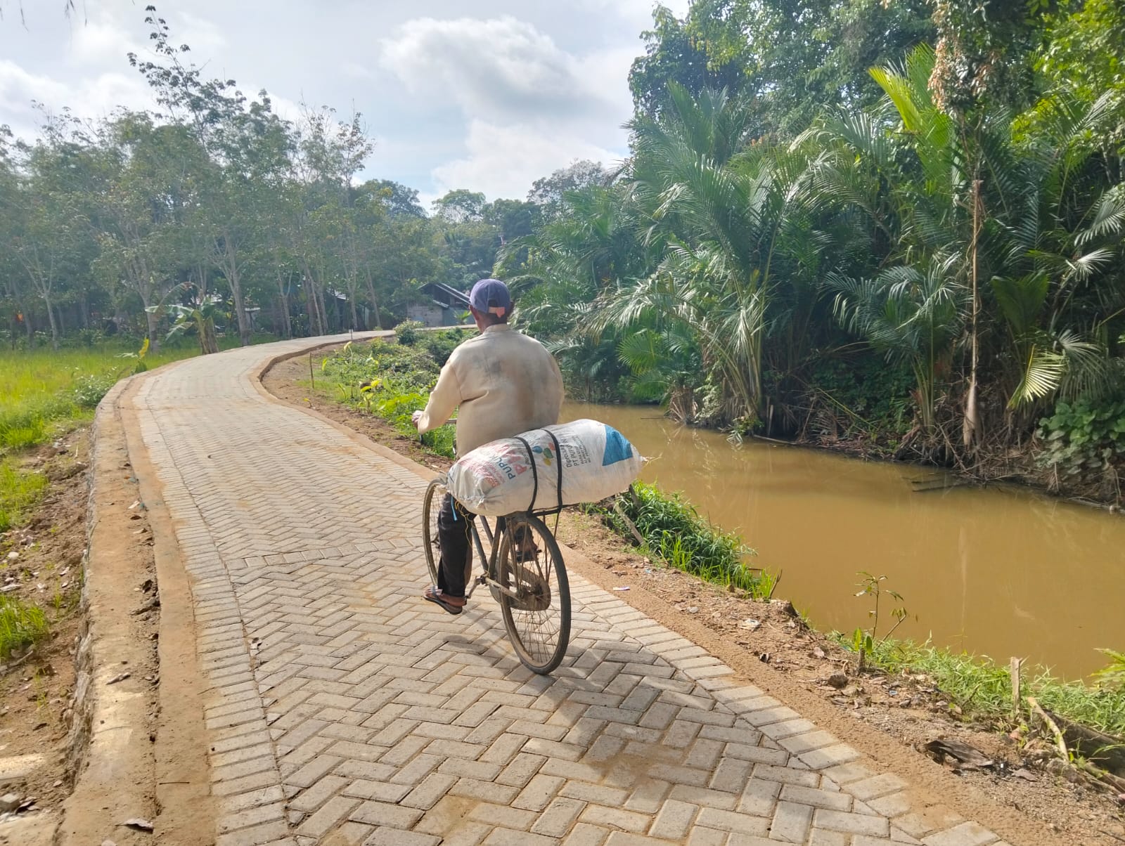 Jalan TMMD Bikin Gowes Hasil Kebun Jadi Ringan, Warga Senang