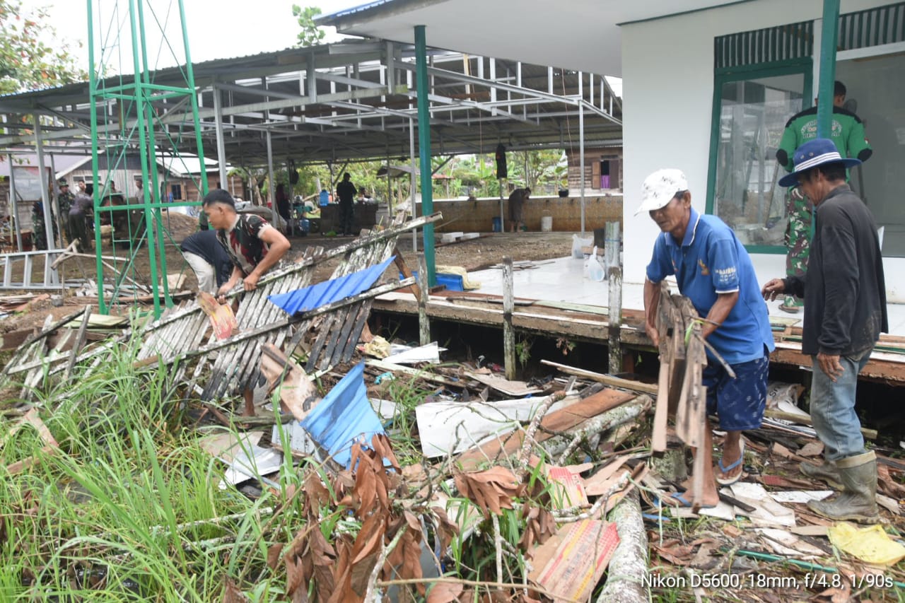 Warga Desa Pengambau Hilir Luar Kompak Bersihkan Sekitar Langgar Darussalam