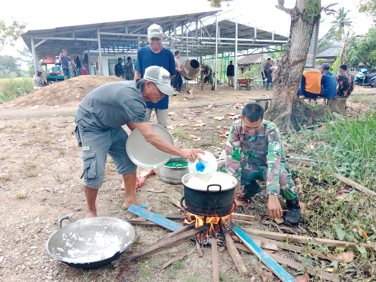 Hangatnya Kebersamaan Pasiterdim dan Warga Masak Bareng di Lokasi TMMD