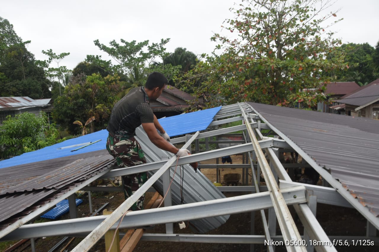 Satgas TMMD Tambah Kenyamanan Langgar Darussalam Lewat Pemasangan Atap Teras