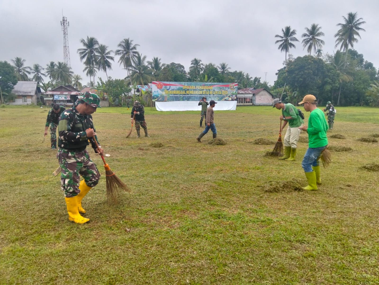 TNI dan Warga Kompak Bersihkan Lapangan Jelang Penutupan TMMD
