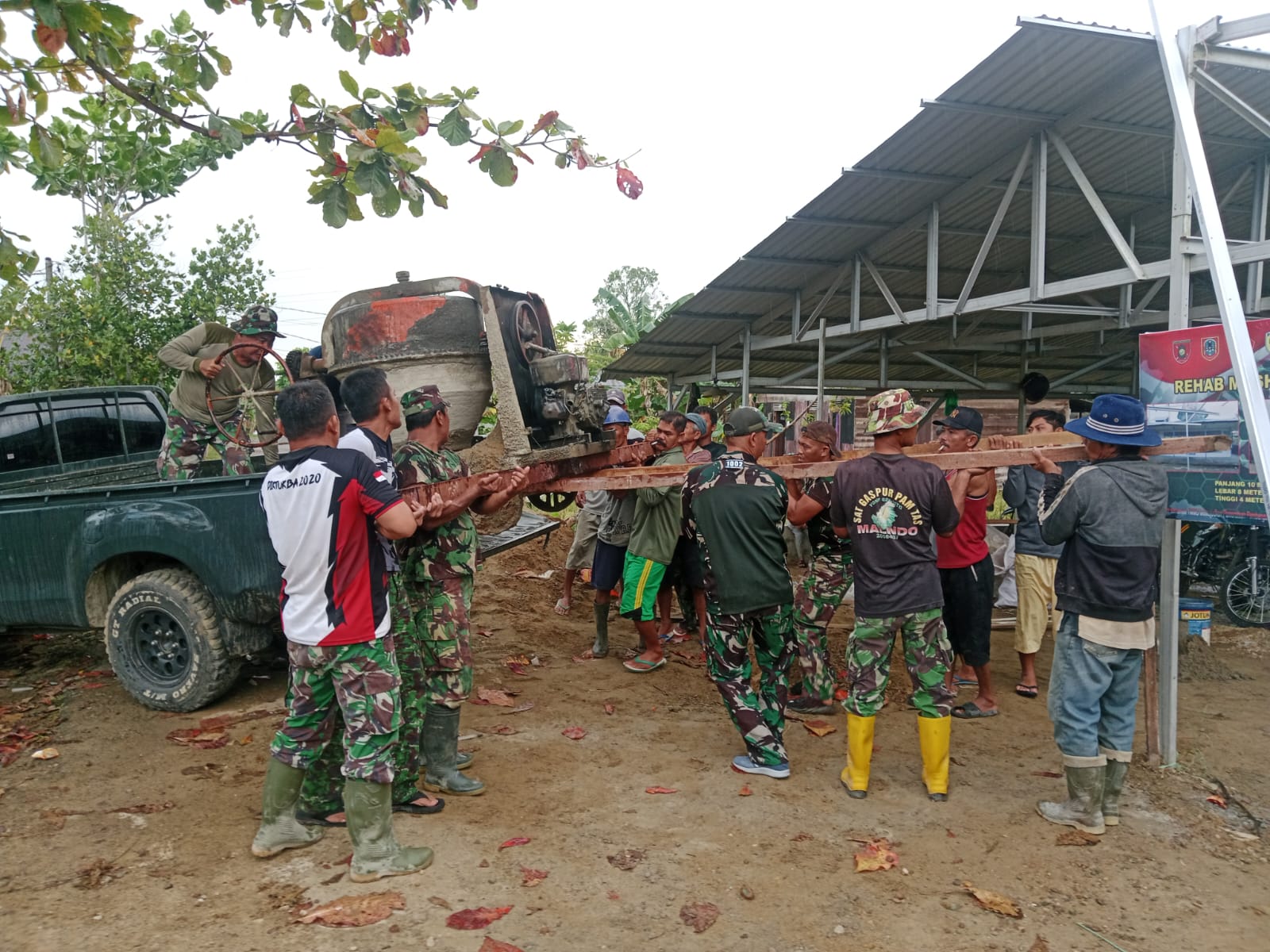 Gunakan Molen, Satgas TMMD Kebut Pengecoran Teras Langgar