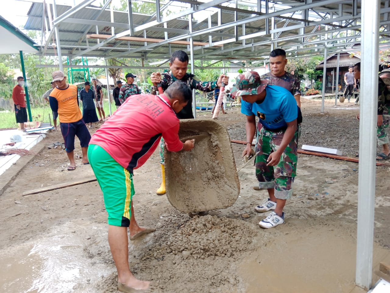 Satgas TMMD Tancap Gas Cor Teras Langgar Darussalam Demi Tuntaskan Target