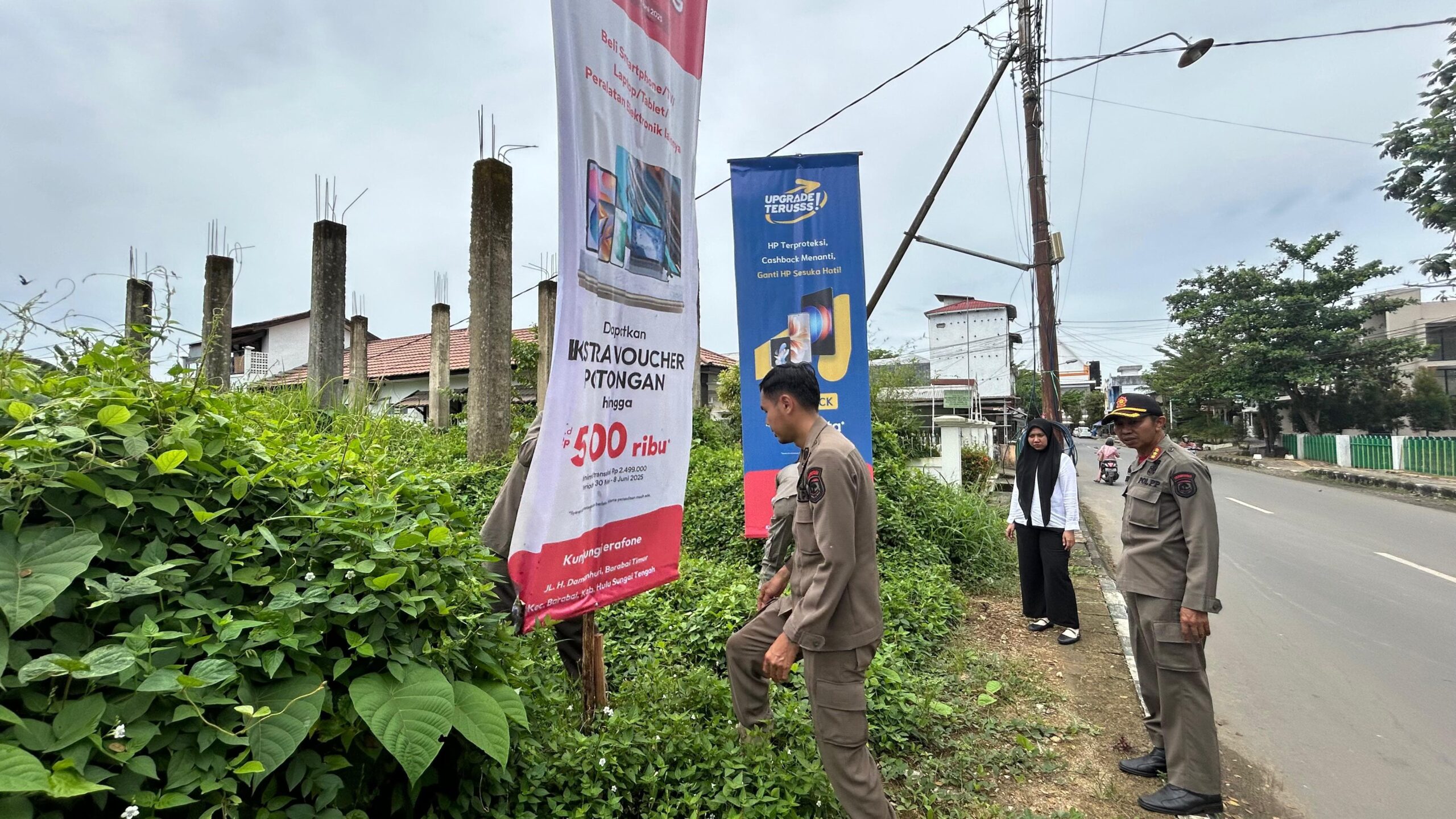 Satpol PP HST Tertibkan Puluhan Banner Promosi Tak Berizin di Barabai