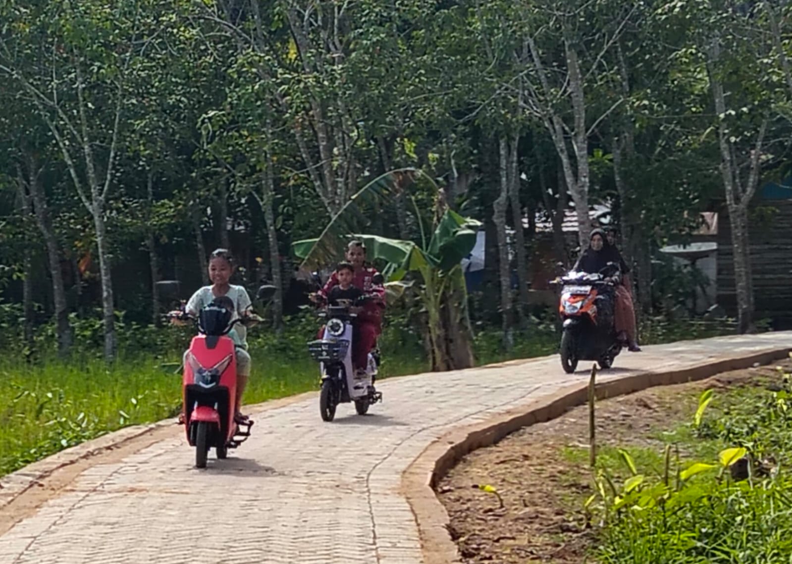 Jalan Impian Warga Pengambau Hilir Luar Akhirnya Terwujud Berkat TMMD ke-124