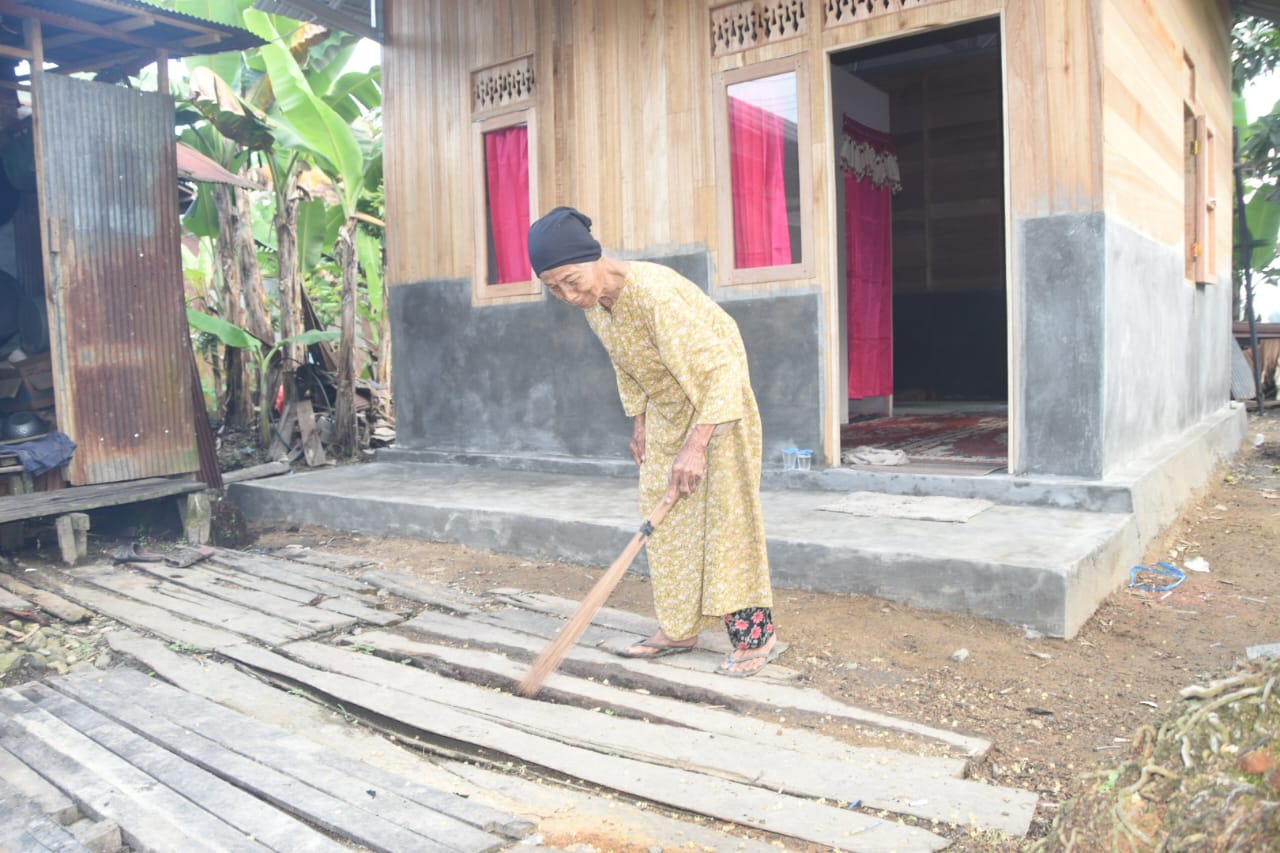 Senyum Nenek Kurba Sambut Rumah Baru Berkat TMMD ke-124 Kodim 1002/HST