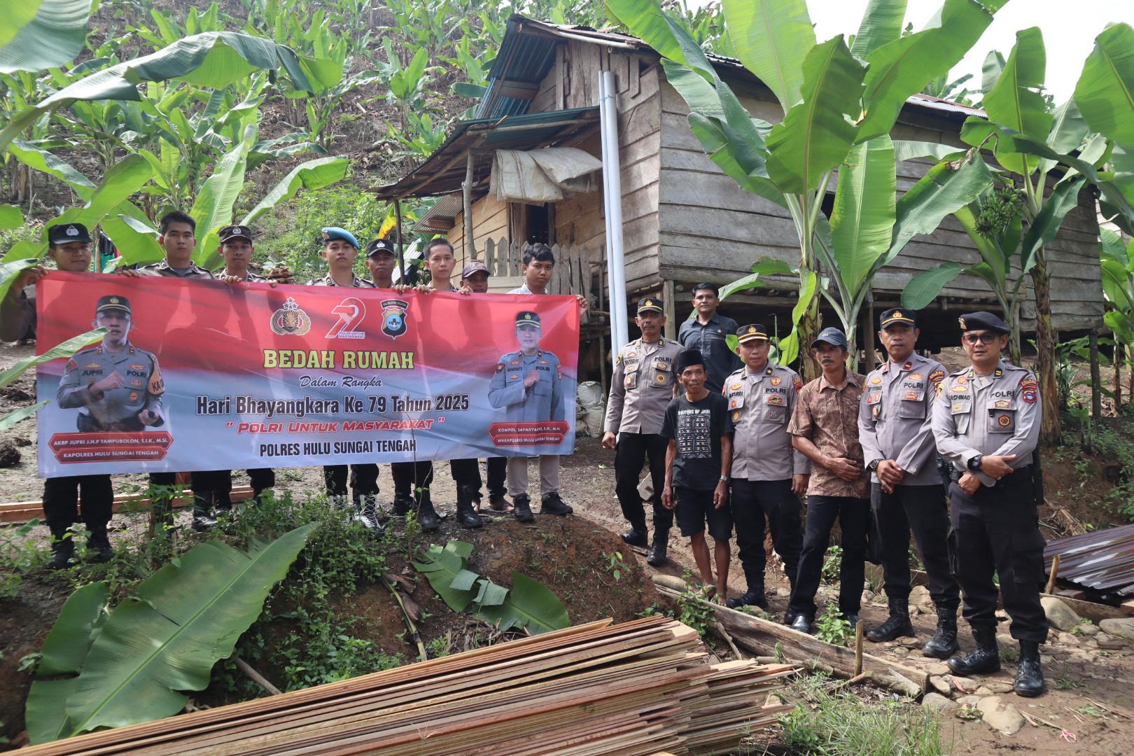 Polres HST Bedah Rumah dan Salurkan Bansos Sambut Hari Bhayangkara ke-79
