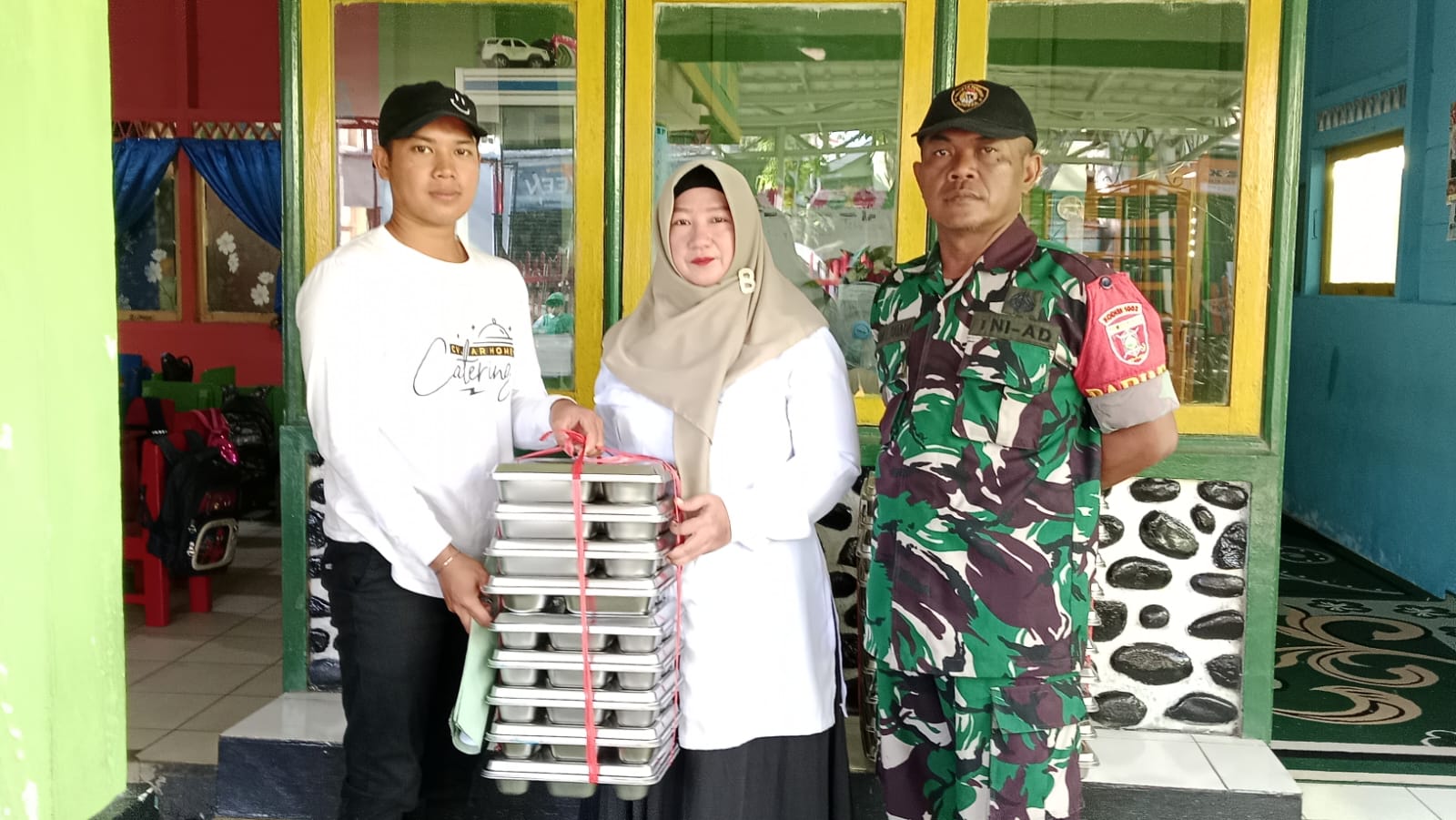 Ribuan Pelajar Barabai Terima Makanan Bergizi, Babinsa Barabai Turun Langsung Kawal Penyaluran