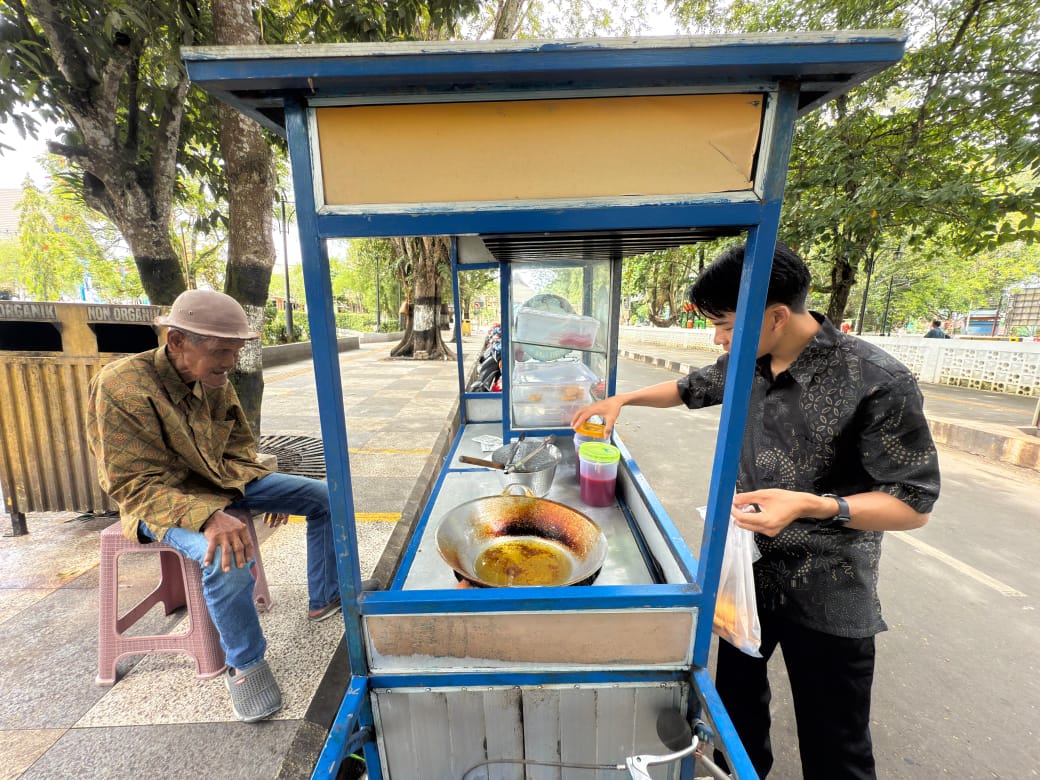 Semangat Tak Pernah Padam, Kakek Asal Mandingin Berjualan Gorengan Keliling dengan Gerobak Sepeda