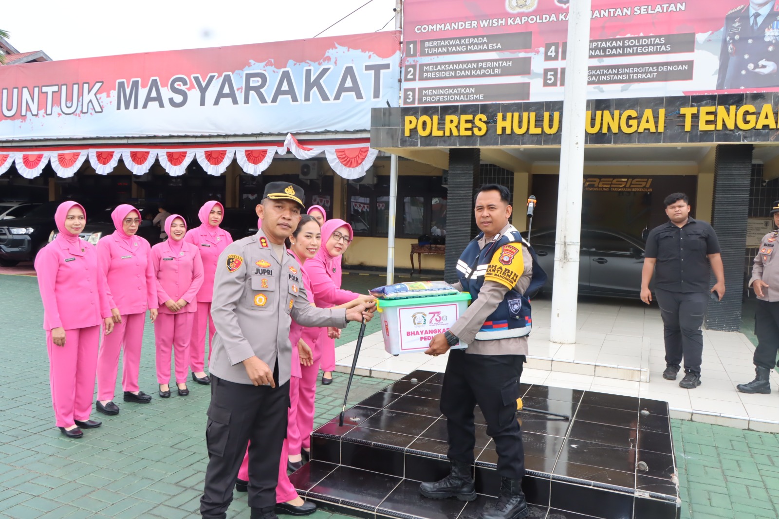 Wujud kepedulian Polres HST, Salurkan Bantuan Sosial Kepada Masyarakat Kurang Mampu