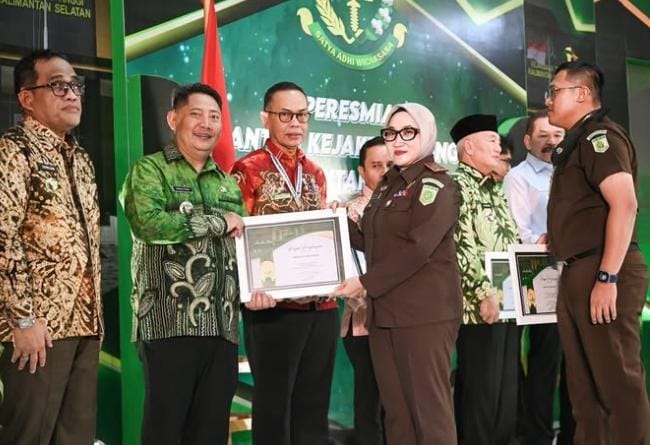 Bupati HST Terima Penghargaan dari Kejati Kalsel, Bukti Komitmen terhadap Sinergi Antar Lembaga