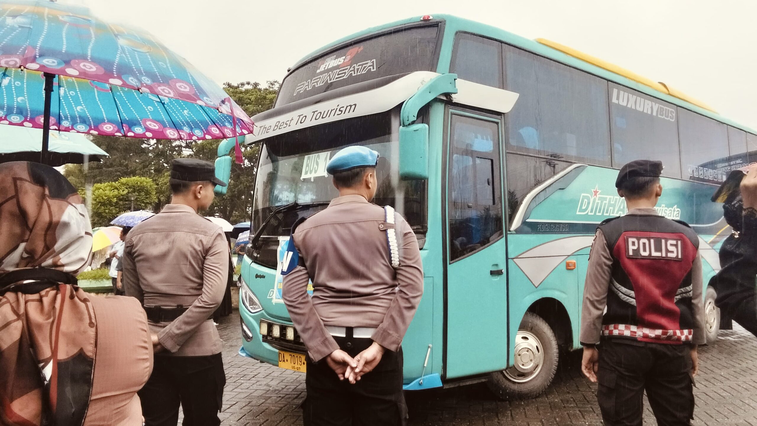 Jamaah Haji Asal HST Tiba di Barabai, Disambut Haru dan Penuh Syukur