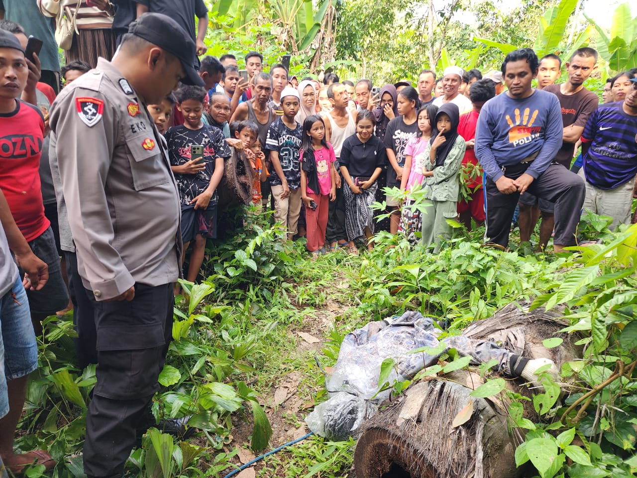 Mayat Laki-laki Tergeletak di Desa Muui HST Diduga Terjatuh dari Pohon Aren