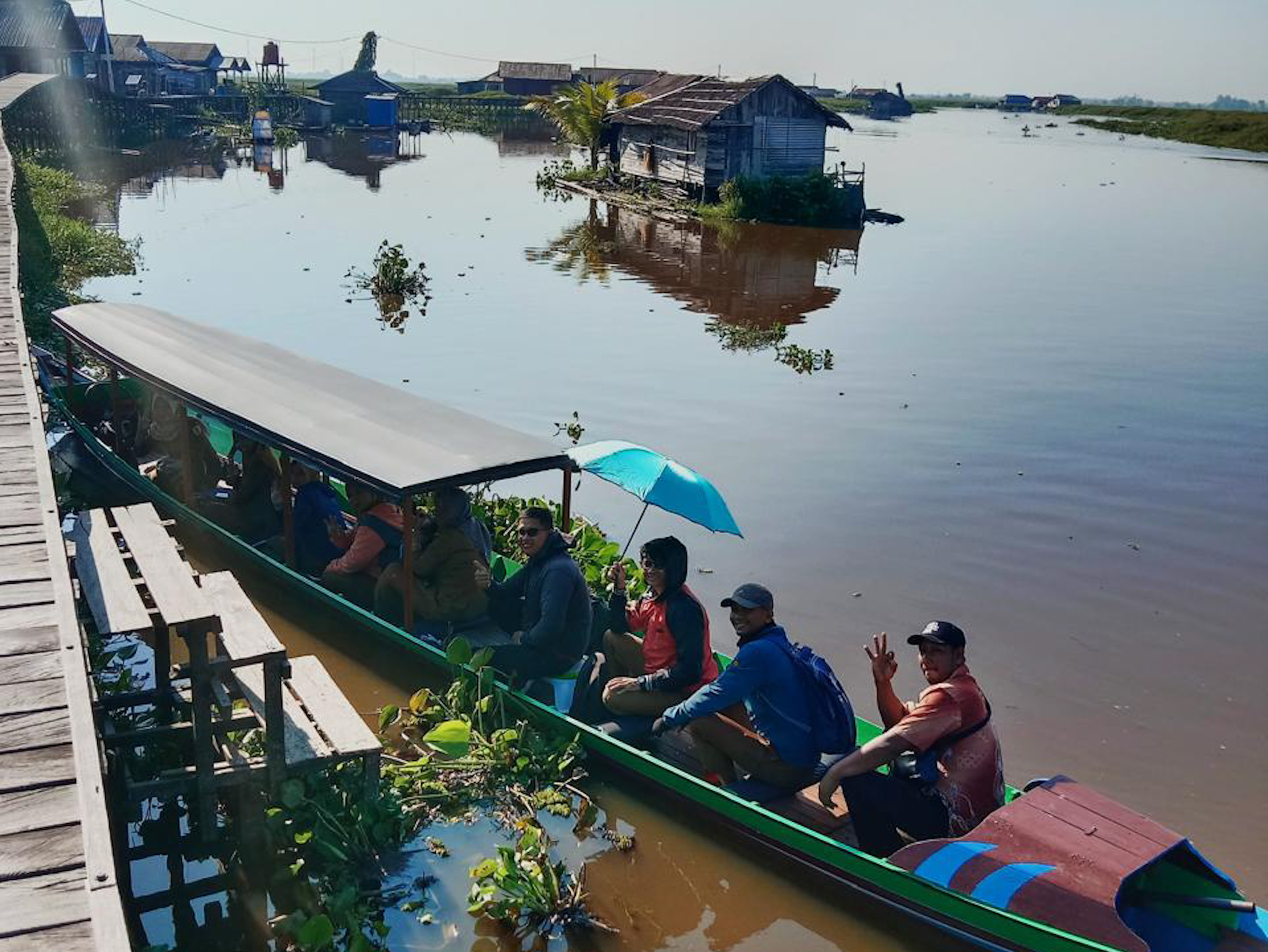 Permudah Akses ke Sekolah, Guru SDN 3 Sungai Buluh Dapat Bantuan Perahu Motor