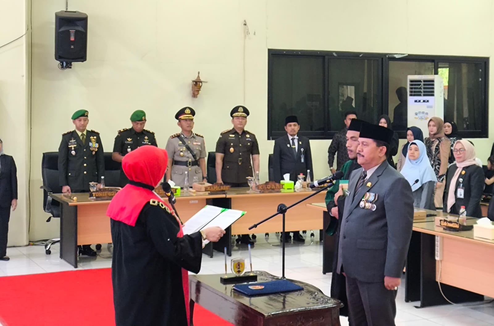 Ambil Sumpah, H Pahrijani Resmi Menjabat Sebagai Ketua DPRD HST