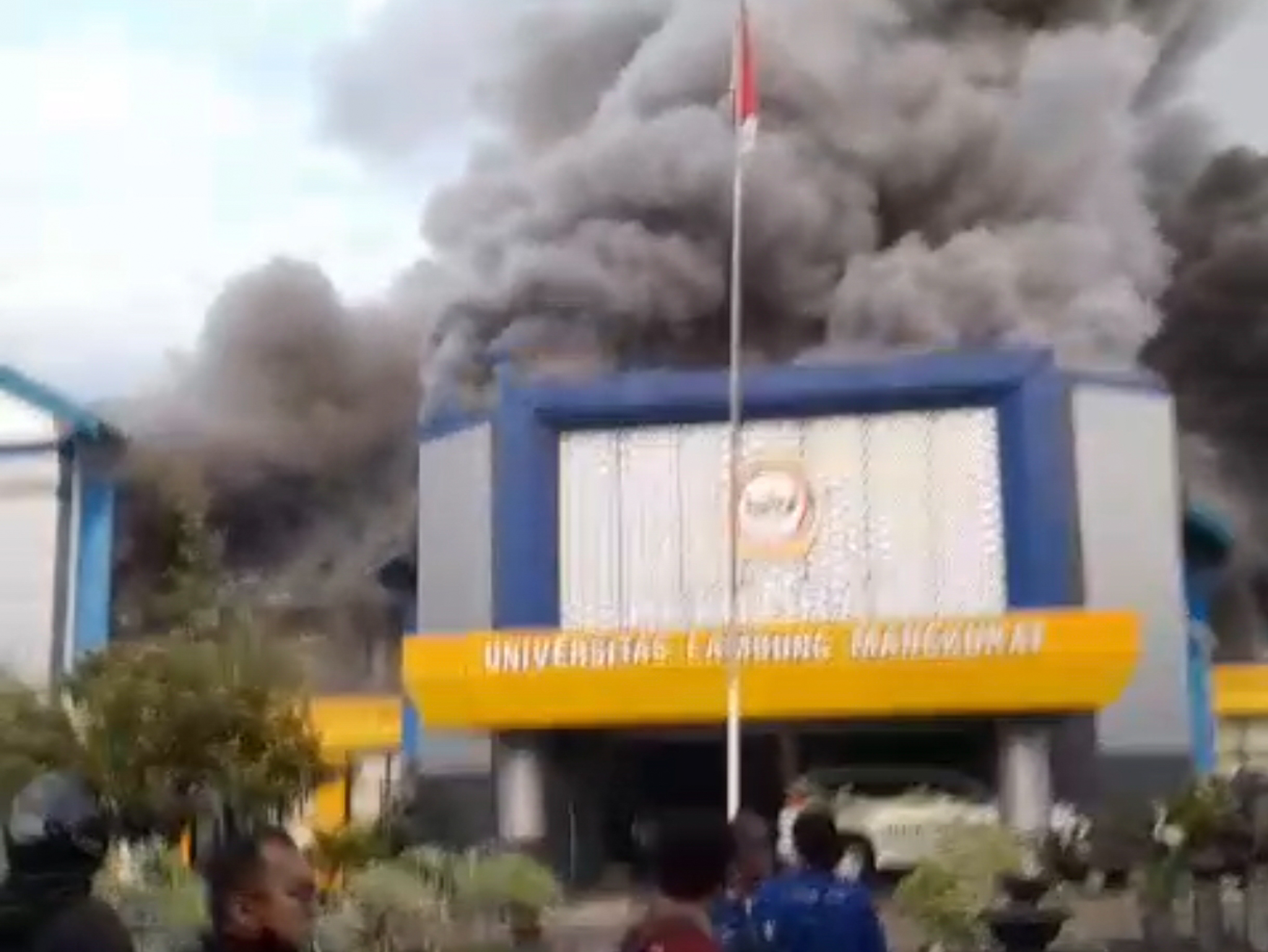 Gedung Rektorat ULM Kayutangi Banjarmasin Terbakar