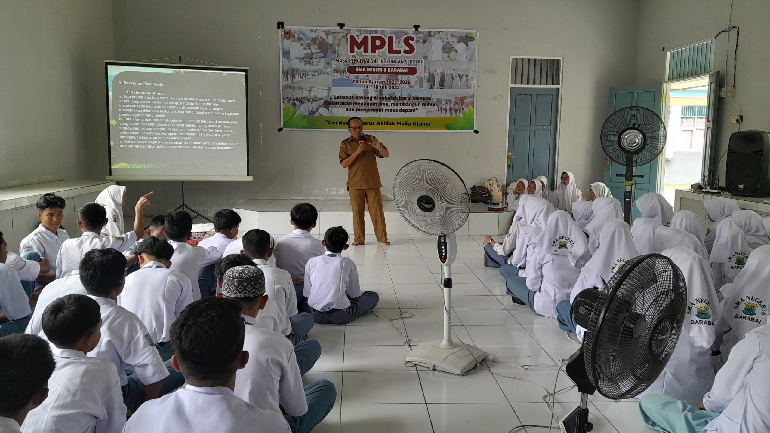 “Cerdas Itu Harus Akhlak Mulia”: Motto SMAN 6 Barabai Warnai MPLS 2025