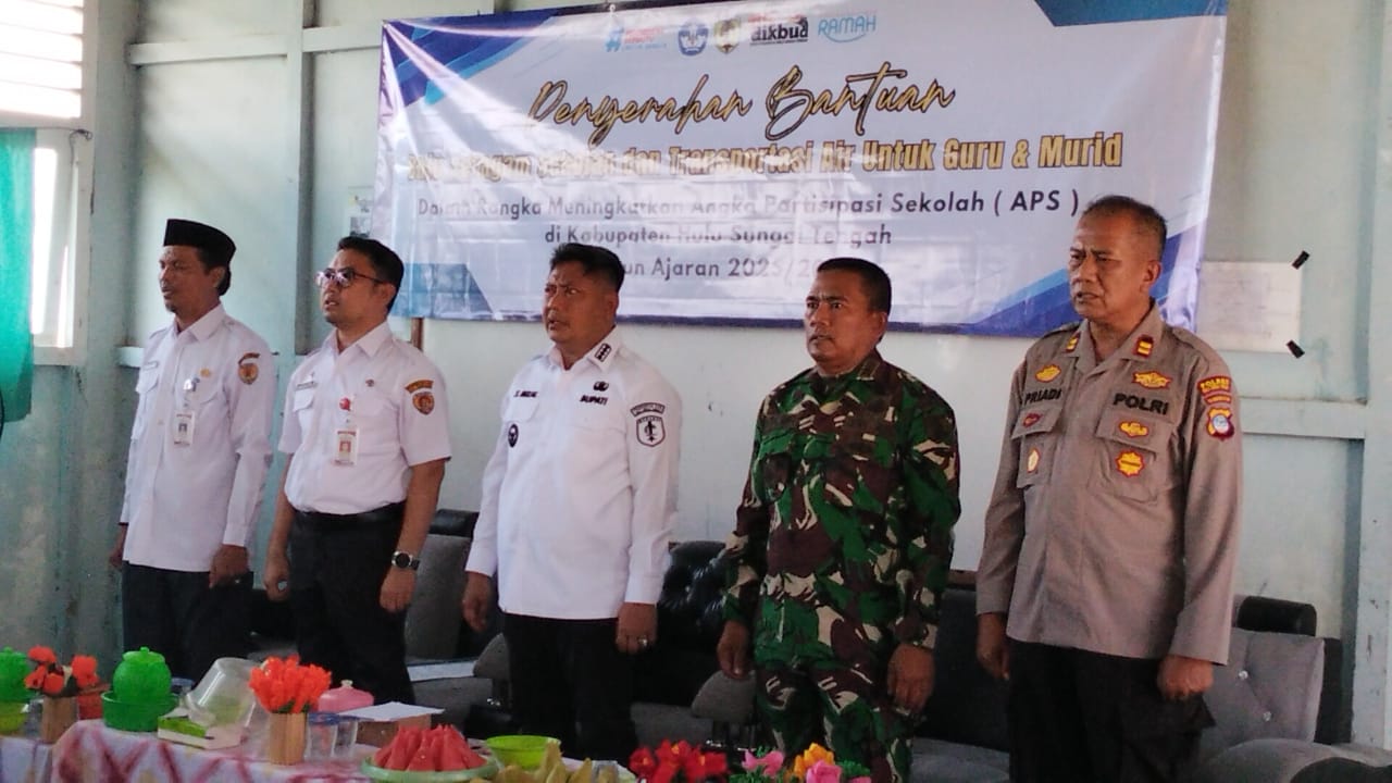 Pemkab HST Serahkan Bantuan Seragam dan Transportasi Air untuk Dukung Partisipasi Sekolah
