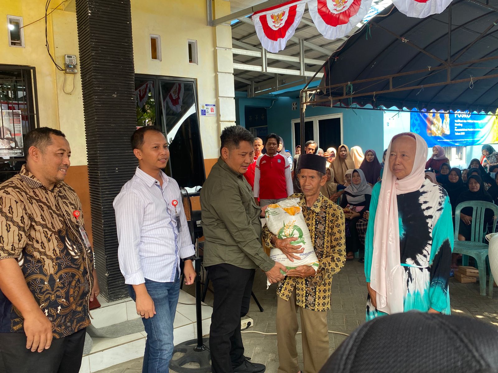 Bupati Samsul Rizal Serahkan Bantuan Beras untuk Warga Hulu Sungai Tengah