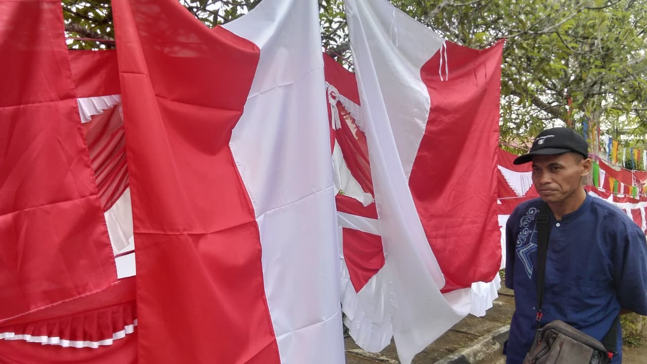 Omzet Menurun, Pedagang Bendera di Barabai Tetap Tolak Jual Bendera One Piece