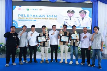 Beri Penghargaan, Bupati Tanah Bumbu Apresiasi Kontribusi Mahasiswa KKN FPIK ULM 2025