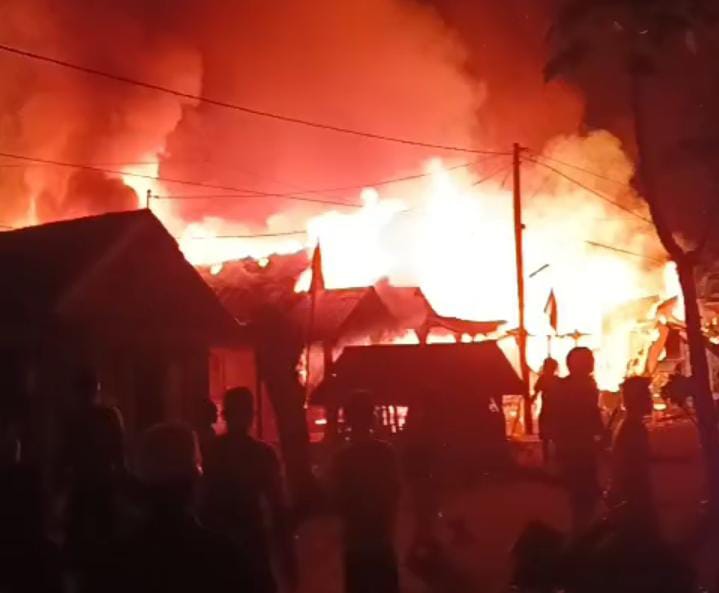Kebakaran Hebat Melanda Desa Cukan Lipai HST, 9 Bangunan Kayu Ludes Terbakar