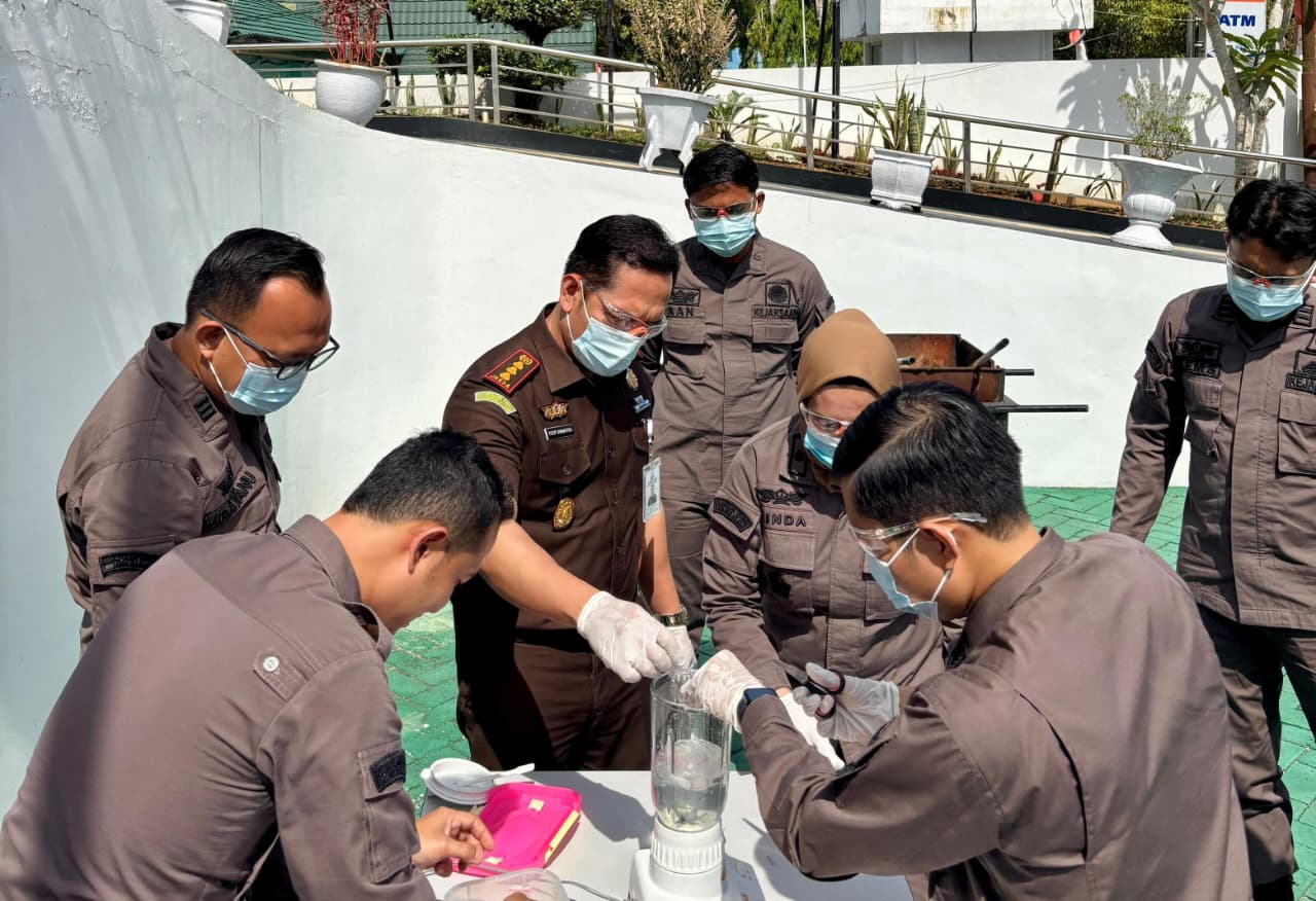 Kejari HST Musnahkan Barang Bukti dari Puluhan Perkara Mei – Juli 2025