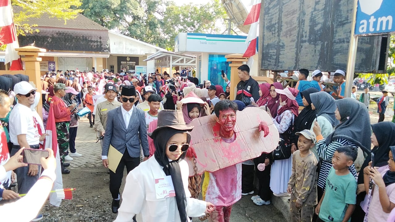 SMAN 6 Barabai Suguhkan Penampilan Unik Bertema Perjuangan di Jalan Santai dan Karnaval LAU