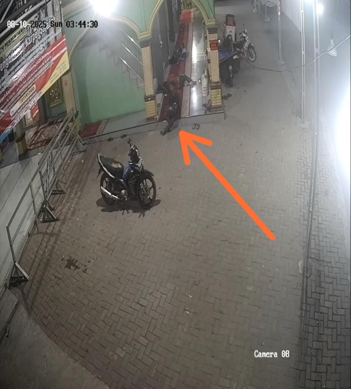 Pencuri Ponsel di Masjid Al Ishlah Barabai Terekam CCTV Saat Subuh