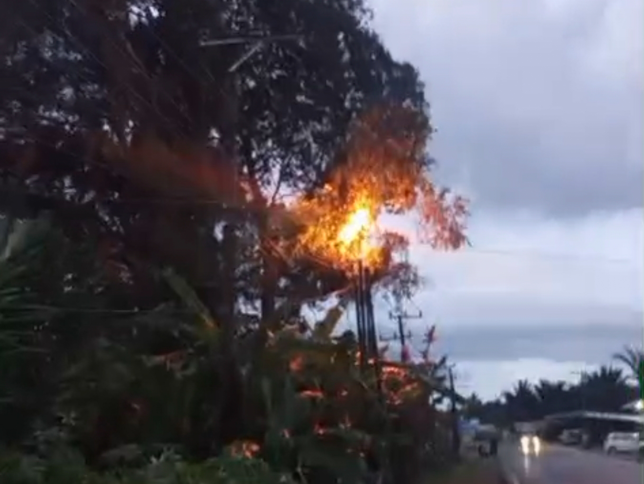 Tali Listrik Terbakar di Kapuh Barikin HST, PLN Lakukan Penanganan