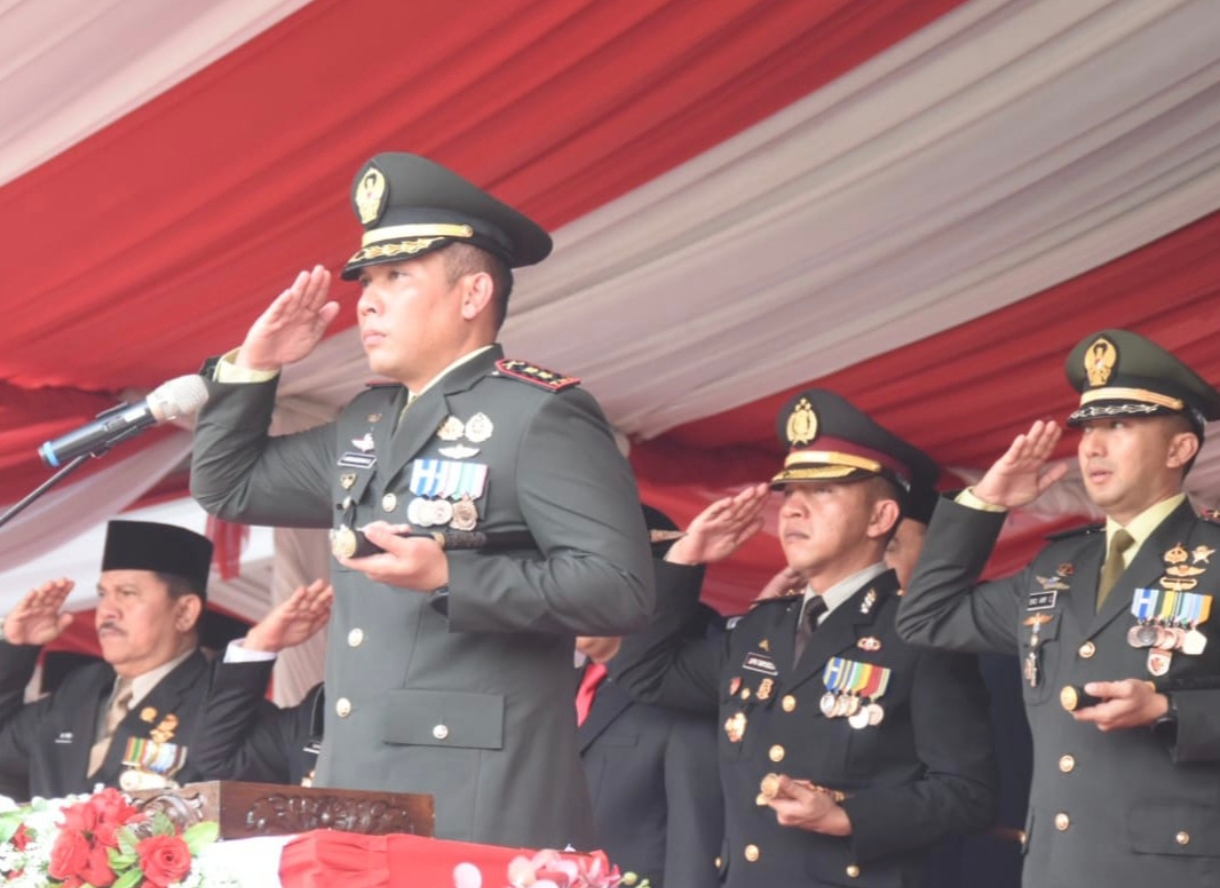 Jadi Inspektur Upacara Penurunan Bendera, Dandim 1002/HST Ajak Generasi Muda Isi Kemerdekaan