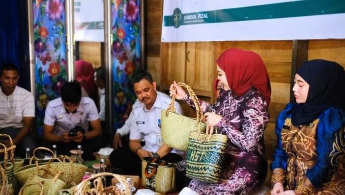 Dekranasda HST Dukung Tas Purun Walatung Tembus Pasar Nasional
