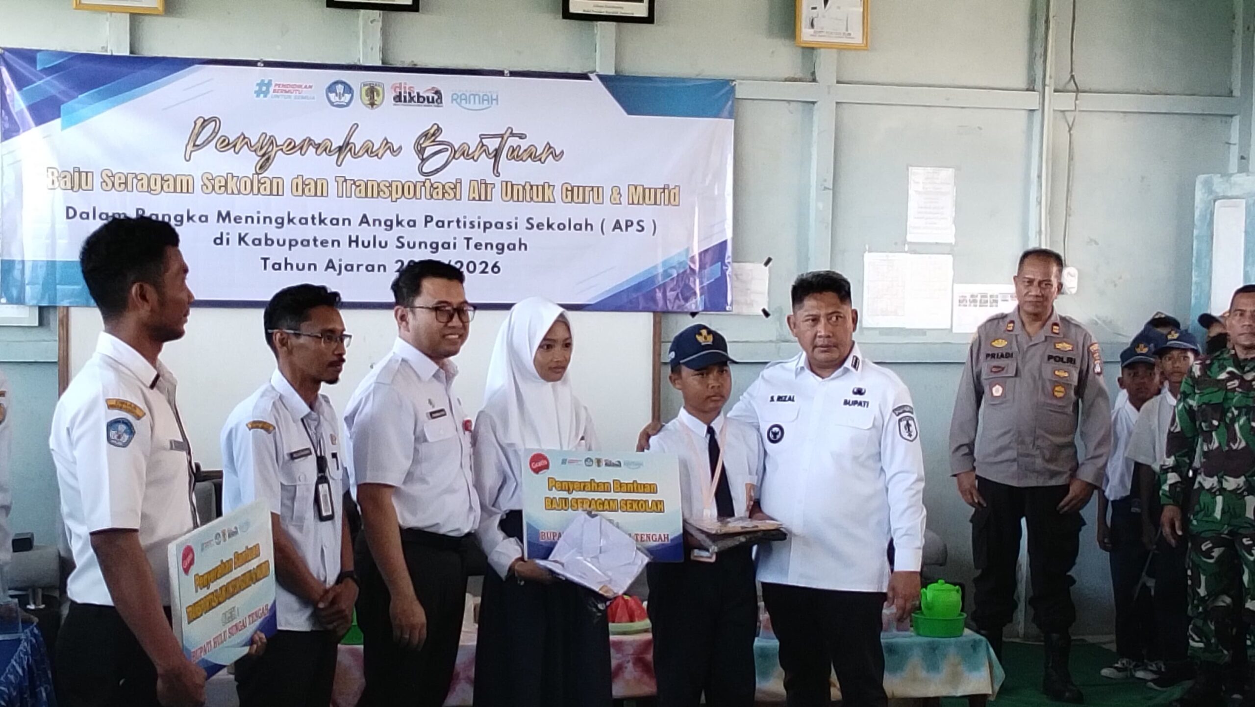Kurangi Beban Biaya Masuk Sekolah, Orang Tua Apresiasi Bantuan Seragam dari Pemkab HST