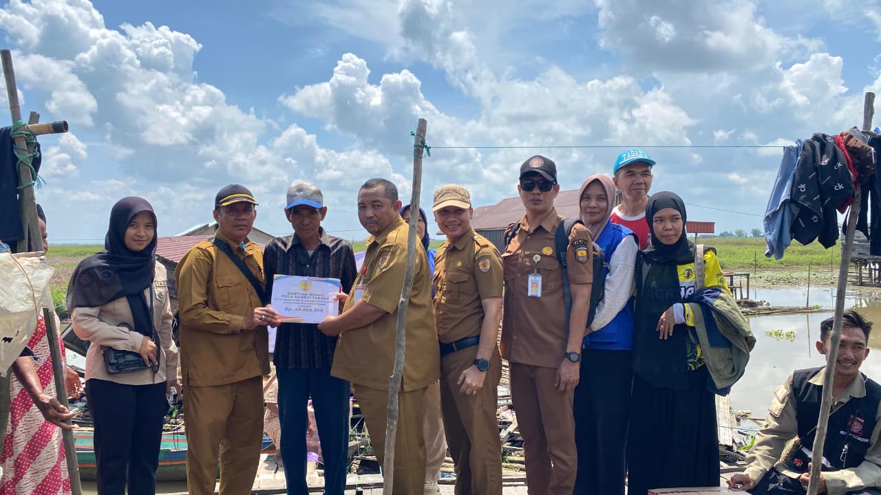Pemkab HST Salurkan Bantuan untuk Korban Puting Beliung di Sungai Buluh