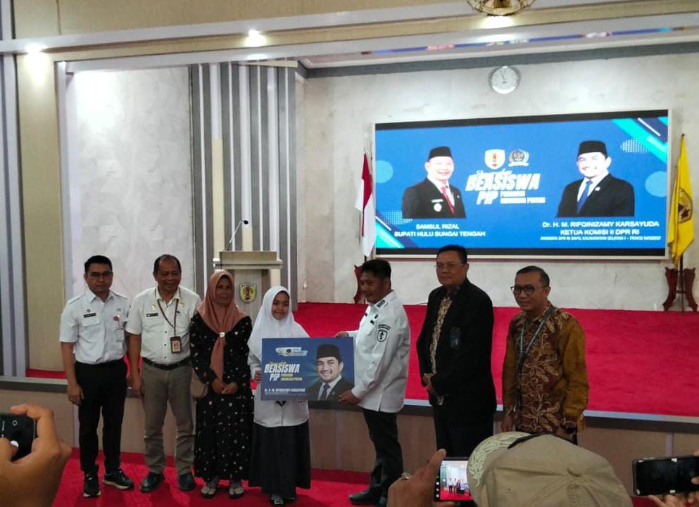 Bupati HST Samsul Rizal Salurkan Beasiswa Program Indonesia Pintar