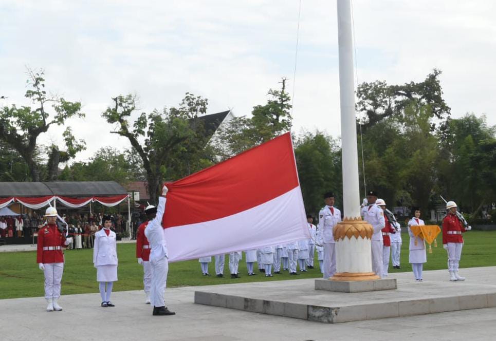 Bupati Pimpin Upacara dan Serahkan Penghargaan di HUT ke-80 RI