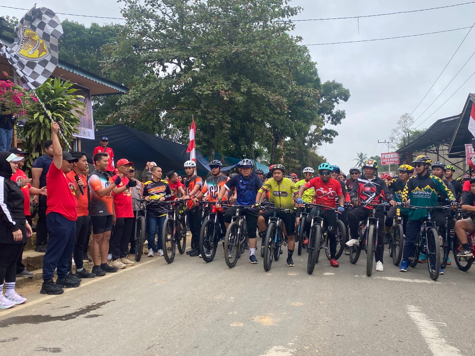 Diikuti Ratusan Pesepeda, Gowes HST Menyala Jelajah Bumi Murakata ke-2 Berlangsung Meriah