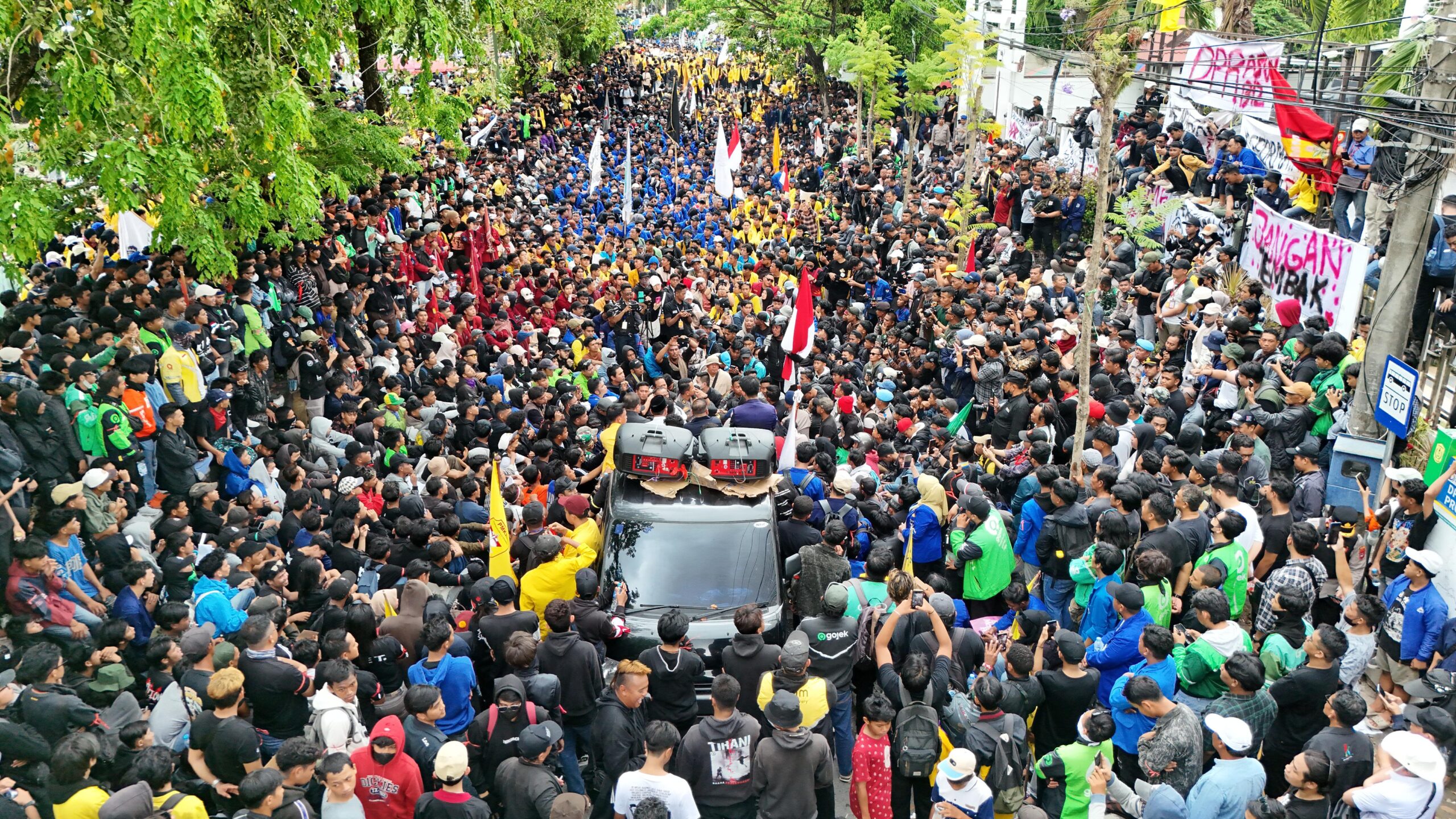 Ribuan Massa Demo di DPRD Kalsel, Sampaikan Tujuh Tuntutan Aksi