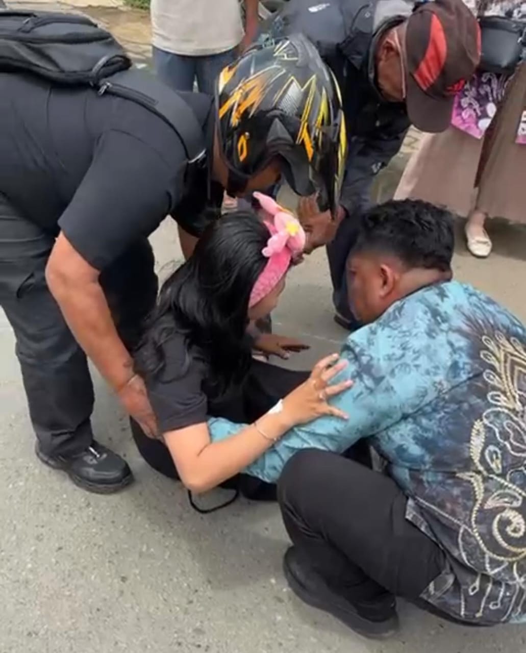 Salut! Bupati HST Spontan Lakukan Evakuasi Korban Kecelakaan di Bulau Sarigading