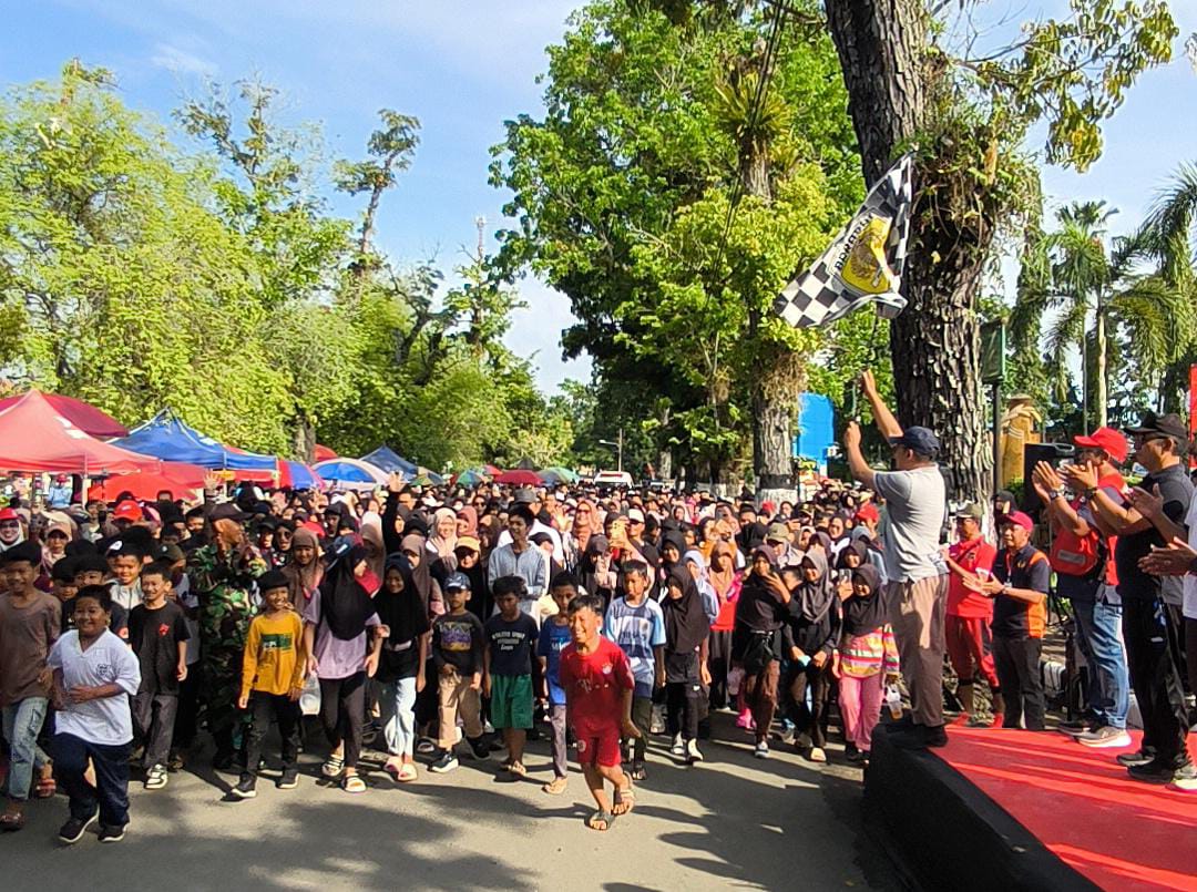 Wakil Bupati HST Lepas Ribuan Peserta Jalan Sehat Peringati HUT PMI ke-80