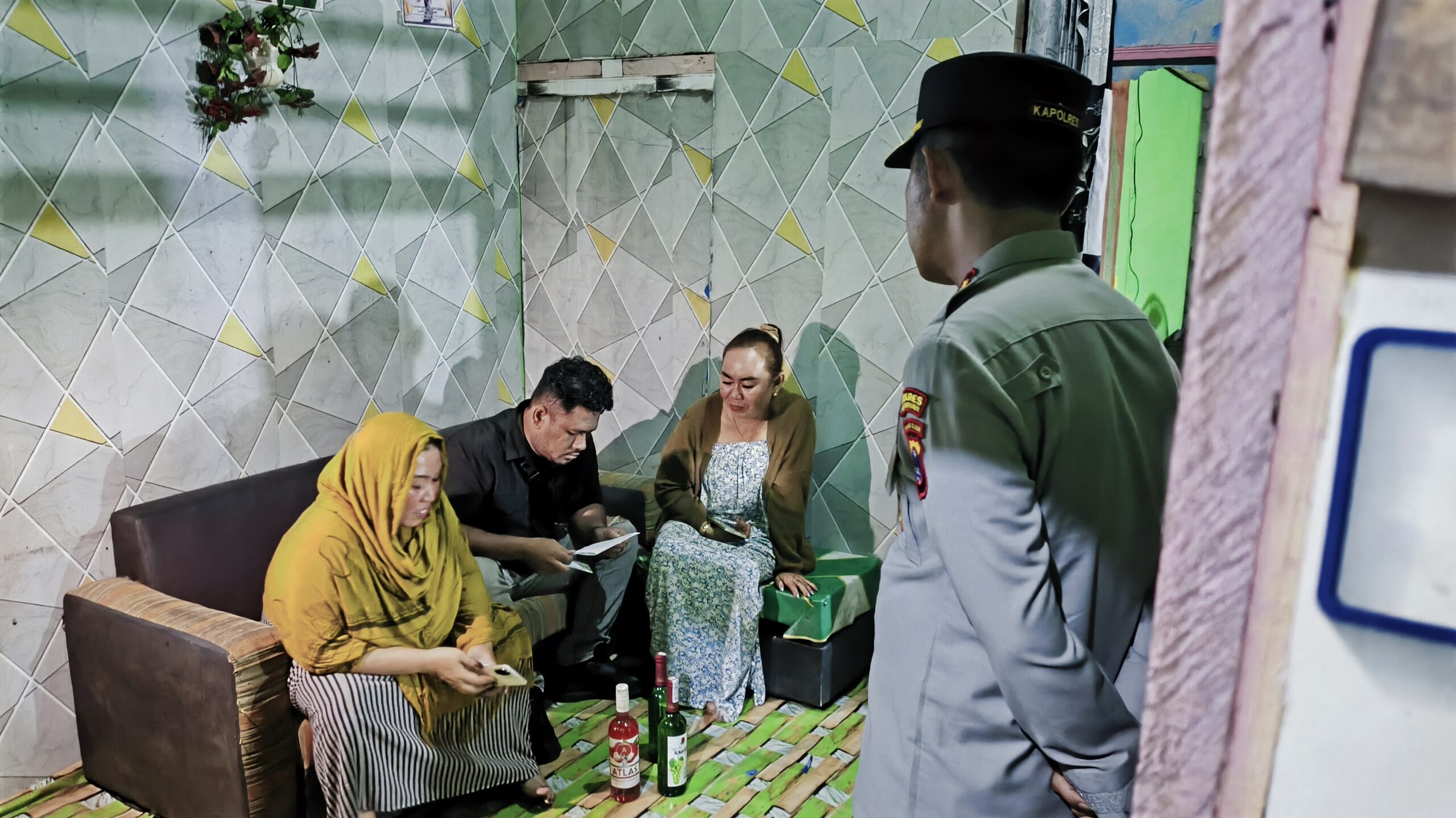 Razia Gabungan Warung “Jablai” di Sungai Buluh HST, Petugas Sita Sejumlah Miras