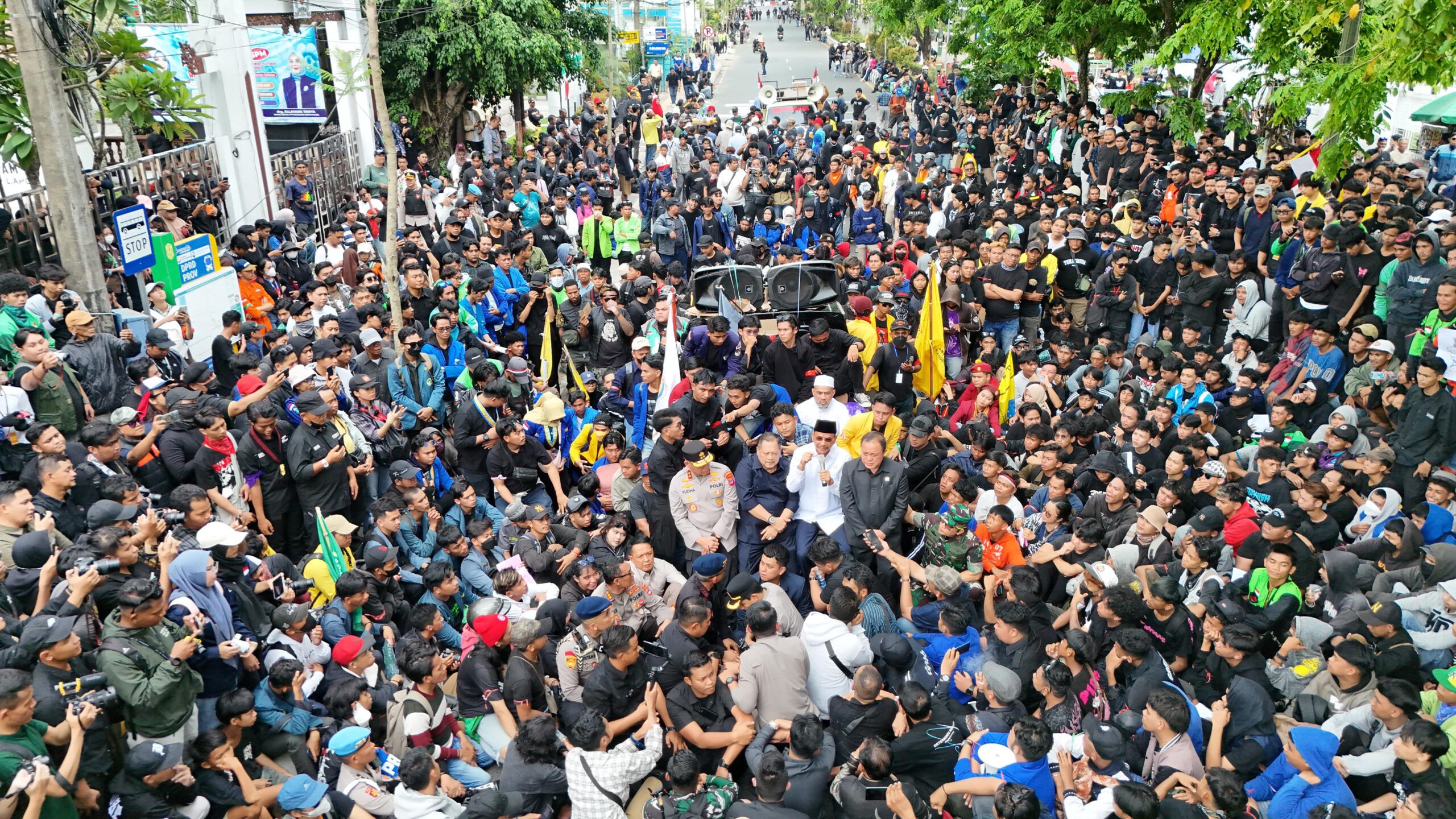 Ketua DPRD Kalsel Temui Massa Aksi, Sepakat Penuhi Tuntutan Pendemo