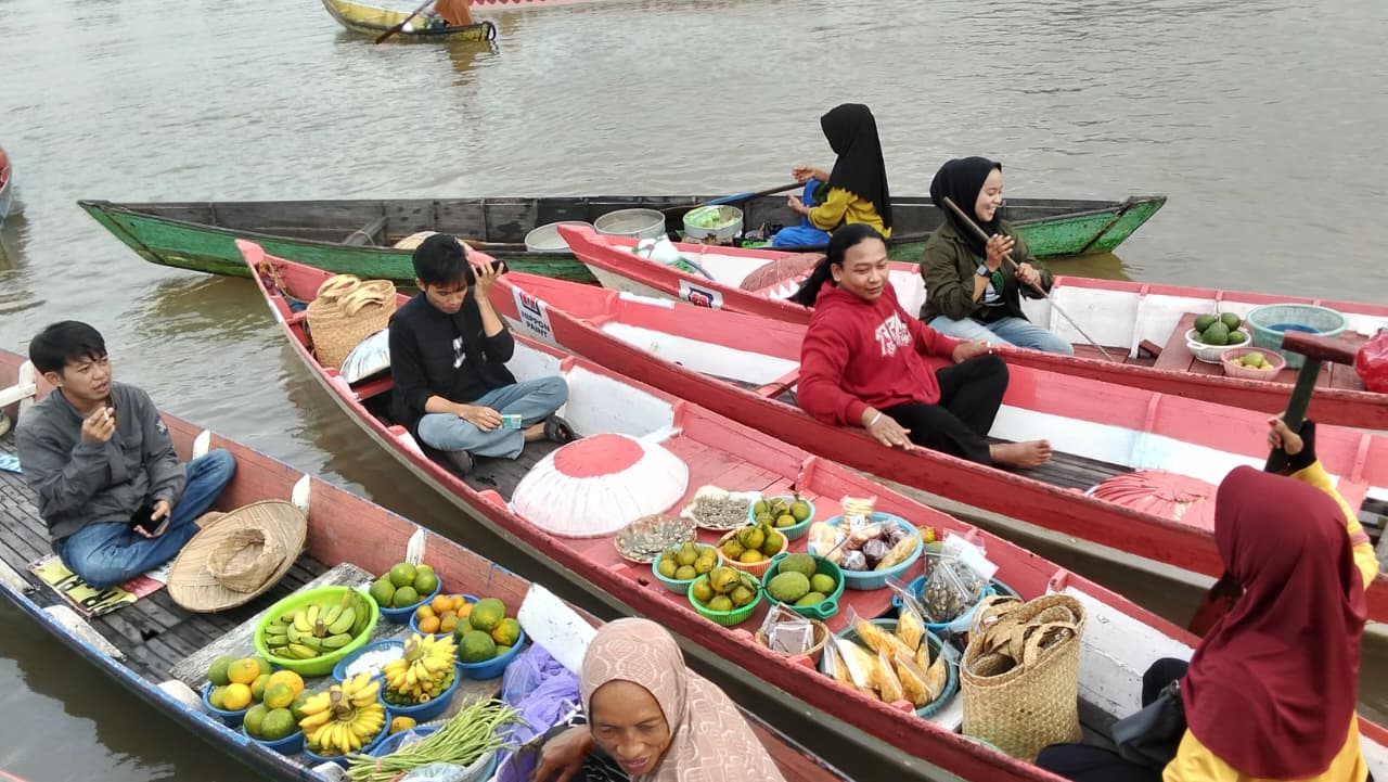 Pesona Pasar Terapung Banjarmasin, Tradisi Dagang di Atas Sungai yang Tetap Hidup
