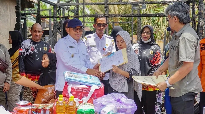 Wabup HST Serahkan Bantuan untuk Korban Kebakaran di Barabai