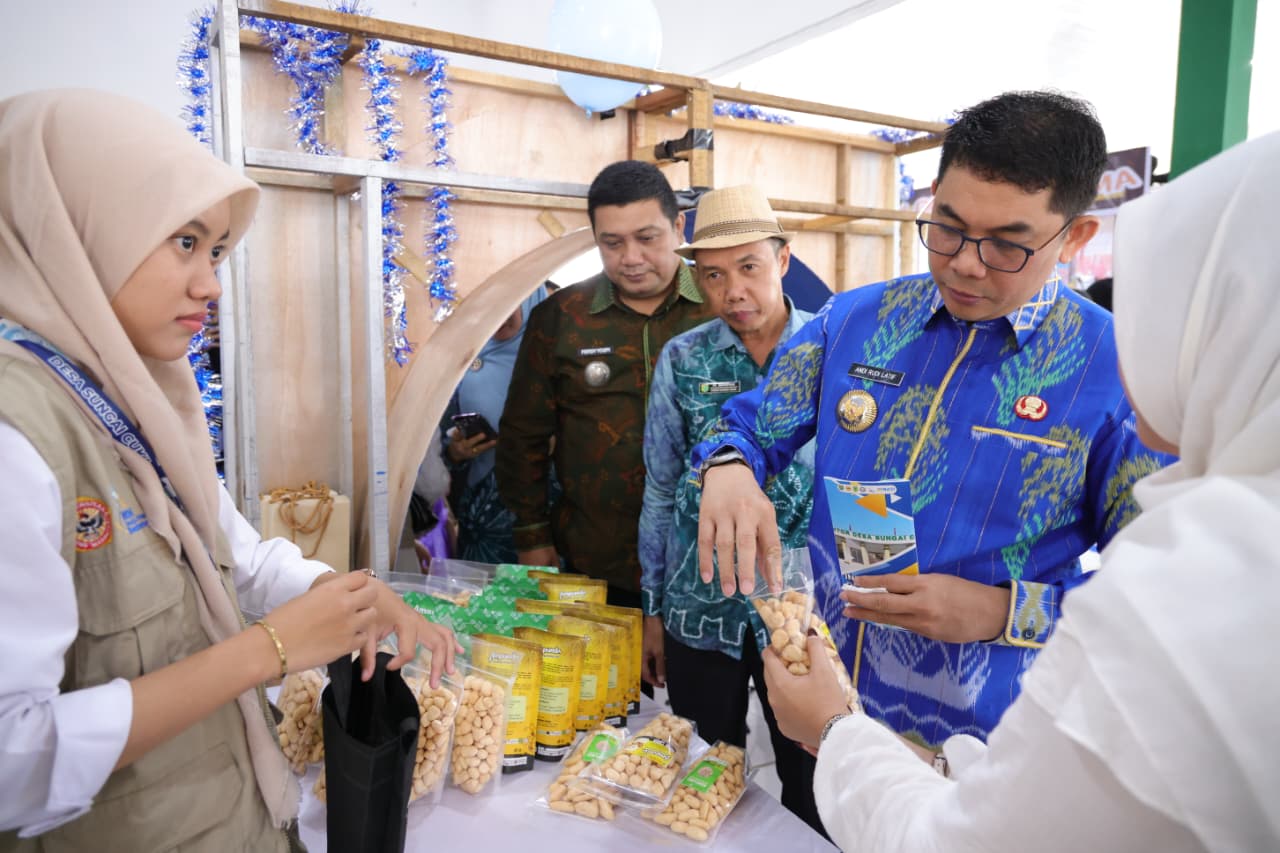 Tutup KKN Tematik FPIK ULM, Bupati Tanah Bumu Tinjau EXPO Hasil KKN Mahasiswa